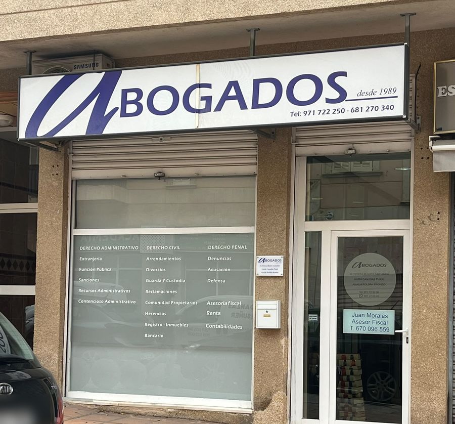 Fachada del despacho de abogados en Carrer de Martí Boneo 65, Palma: rótulo «Abogados» y escaparate con las áreas de práctica